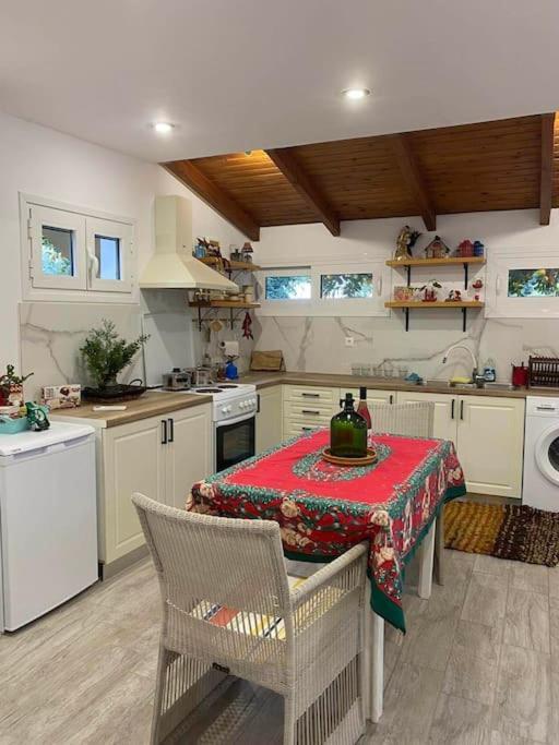 A Modern Farmhouse With Big Garden Trapeza  Ngoại thất bức ảnh